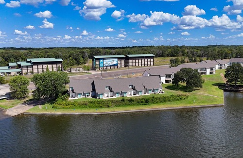 Malakoff House | Modern lake view townhome with W/D, dog friendly