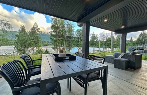 Youbou Condo | Modern Lakefront Retreat with Private Sauna & Scenic Views