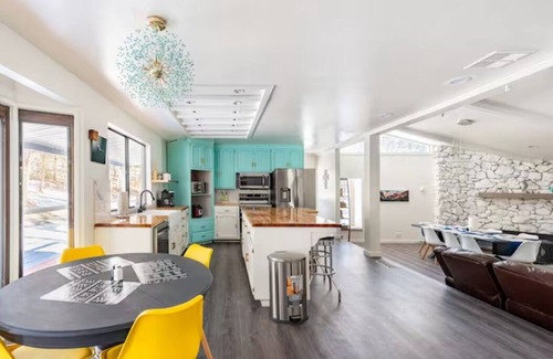 Oakhurst House | Modern LakeHouse-Spacious Family Retreat Sleeps 20