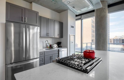 Lake View East Apartment | Modern Lakeview 2BR w/Roftop & Gym, nr Trail & Park, by Blueground