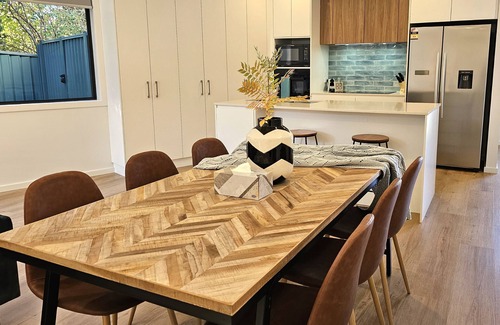 Gowrie House | Modern Large 3 bedroom 2 1/2 Bathroom Townhouse+WIFI+Garage+Parking+outdoor area