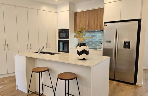 Gowrie House | Modern Large 3 bedroom 2 1/2 Bathroom Townhouse+WIFI+Garage+Parking+outdoor area