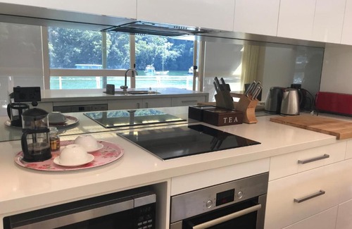 Berowra Waters House | Modern Living House with Spectacular Berowra Waters Views