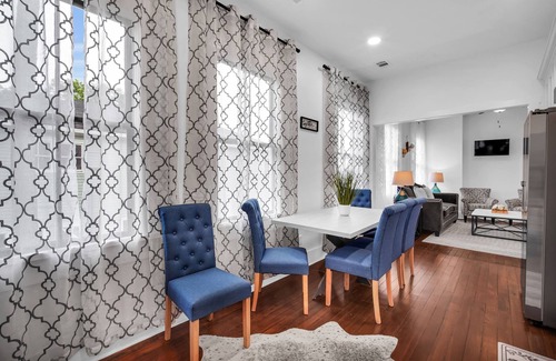 Metropolitan House | Modern Living in Thomas Square! Centrally located to Downtown & Tybee Island!