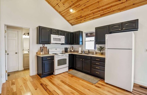 Logan Cabin | Modern Log Cabin, Hot Tub, 5 Mins to Winery/Brewery!