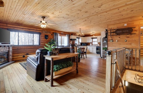 Mount Pocahontas Cabin | Modern Log Cabin, Large Deck, Firepit