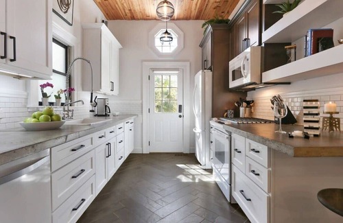 Dixon Park House | Modern Luxe Sophistication Near Forsyth Park