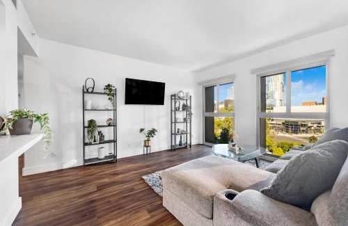 Wilshire Center Apartment | Modern Luxury 2 Bed with Panoramic City Views in Downtown LA