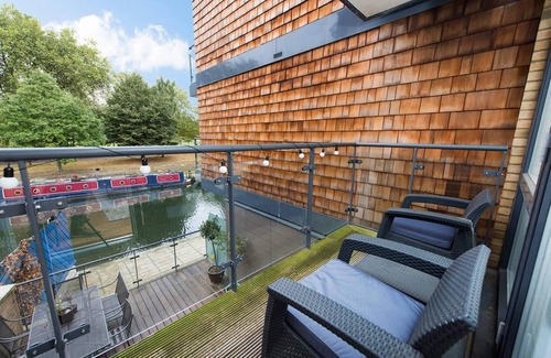 Bow West Apartment | Modern Luxury 2BR across from Victoria Park