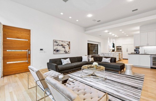 Oak Lawn House | Modern Luxury: 3 Beds of Style & Serenity