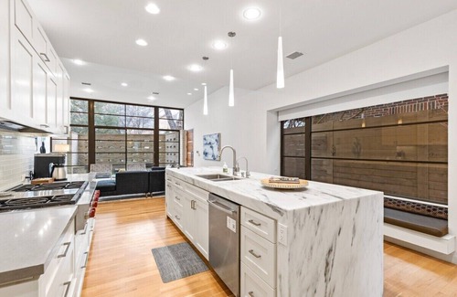 Oak Lawn House | Modern Luxury: 3 Beds of Style & Serenity