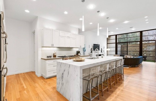 Oak Lawn House | Modern Luxury: 3 Beds of Style & Serenity