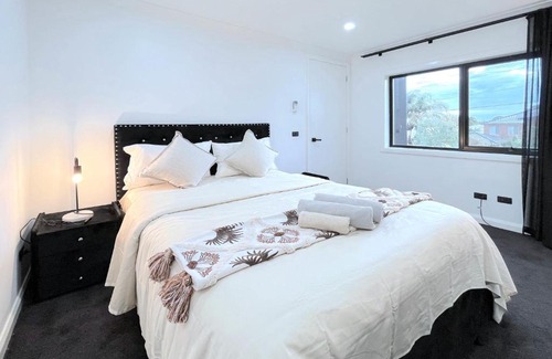 Ringwood House | Modern Luxury 3B3 5B Townhouse SmartTV free garage