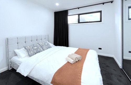 Ringwood House | Modern Luxury 3B3 5B Townhouse SmartTV free garage
