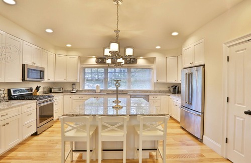 East Chop House | Modern, luxury 5-bed, 4.5-bath w/full basement! Now booking for 2026!