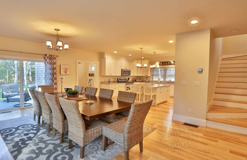 East Chop House | Modern, luxury 5-bed, 4.5-bath w/full basement! Now booking for 2026!
