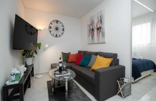 Velika Gorica Apartment | Modern & Luxury APT Zagreb Airport W free WiFi - One Bedroom Apartment