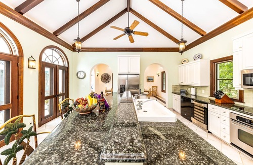 Providenciales Villa | Modern Luxury/Beachfront Villa/Snorkel & Kayak Right off your Beach