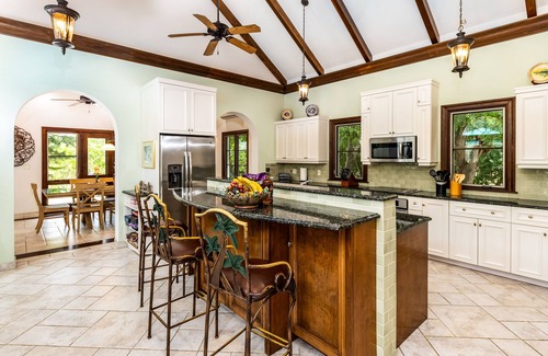 Providenciales Villa | Modern Luxury/Beachfront Villa/Snorkel & Kayak Right off your Beach