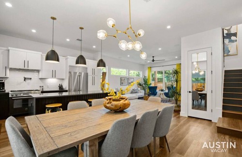East Cesar Chavez House | Modern Luxury Home - Minutes from Lady Bird Lake