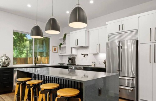 East Cesar Chavez House | Modern Luxury Home - Minutes from Lady Bird Lake