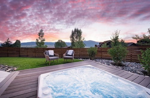 Steamboat Springs House | Modern Luxury Home + Hot Tub + Close to skiing + Ski Shuttle – Cazador Lodge