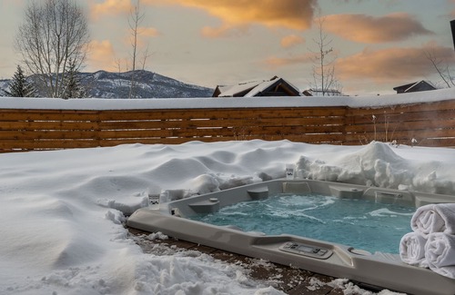 Steamboat Springs House | Modern Luxury Home + Hot Tub + Close to skiing + Ski Shuttle – Cazador Lodge