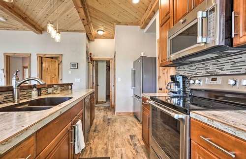 Ashton Apartment | Modern Main Street Apt - Near Outdoor Recreation!