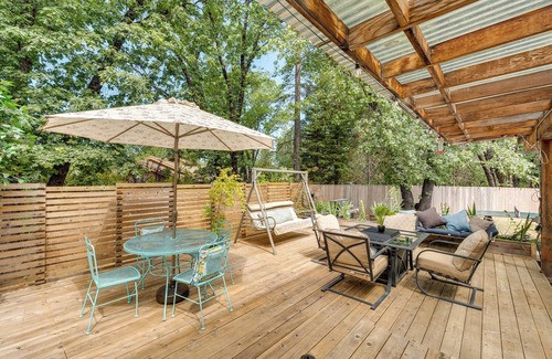 Meadow Vista Cottage | Modern Meadow Vista Vacation Home w/Spacious Deck
