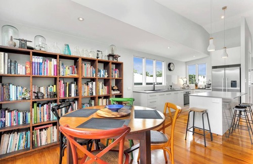 Parramatta Park House | Modern meets Tropical in this Free standing Home