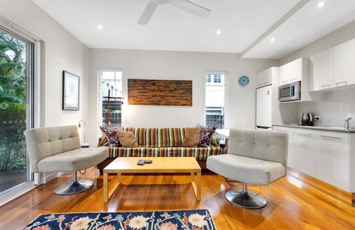 Parramatta Park House | Modern meets Tropical in this Free standing Home