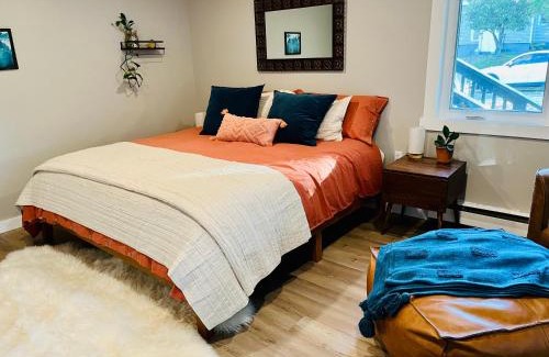 Spenard Apartment | Modern Midtown Base Camp with 3 Luxe King Beds
