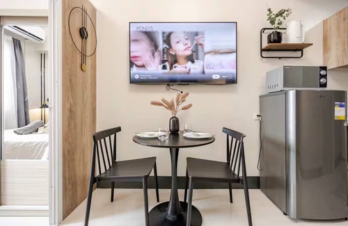 Lapu-Lapu Condo | Modern Minimalist Studio w/Balcony & Sunset View
