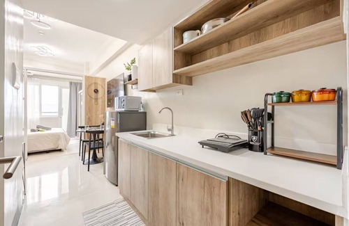 Lapu-Lapu Condo | Modern Minimalist Studio w/Balcony & Sunset View