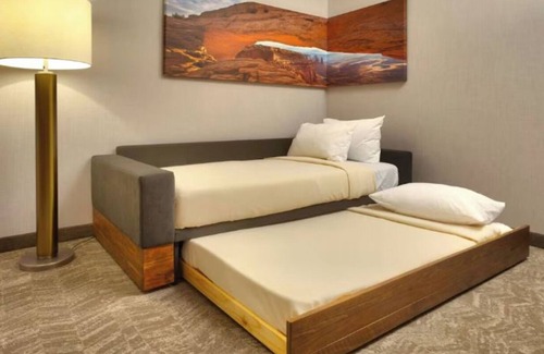 Moab Hotel | Modern Moab Suites with Pool, Minutes from Arches and Canyonlands National Parks