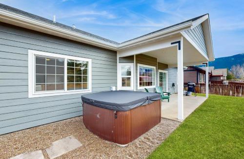 Columbia Falls House | Modern Mountain View Escape
