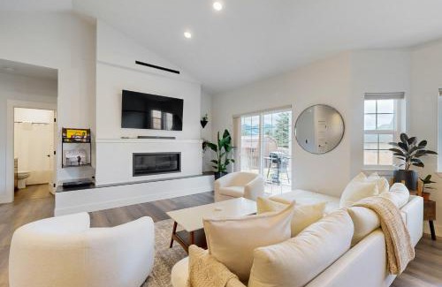 Columbia Falls House | Modern Mountain View Escape