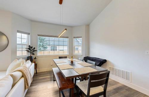 Columbia Falls House | Modern Mountain View Escape