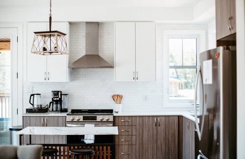 Dwight Cottage | Modern Muskoka Retreat w/King Bed & Hot Tub
