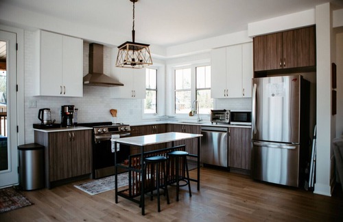 Dwight Cottage | Modern Muskoka Retreat w/King Bed & Hot Tub