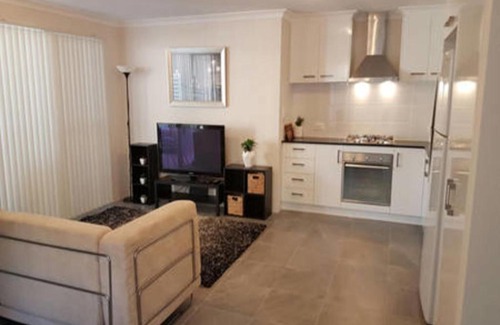 Cloverdale Apartment | Modern Neat Convenient Apartment Close to Airport
