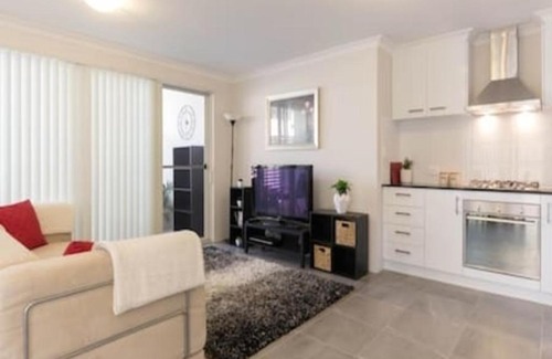 Cloverdale Apartment | Modern Neat Convenient Apartment Close to Airport