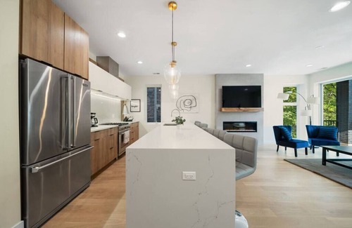 Near West Side Apartment | Modern New 3BR Condo | United Center | Balcony