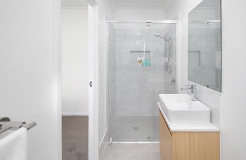 Kuraby House | Modern New-Build Peaceful Home Studio