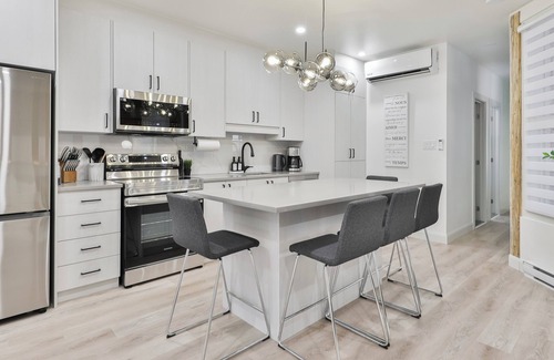 Plateau Mont Royal Apartment | Modern NEW Luxury ❤️ of Montreal, Street Parking