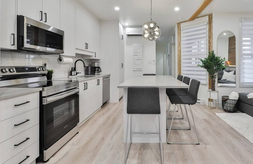 Plateau Mont Royal Apartment | Modern NEW Luxury ❤️ of Montreal, Street Parking