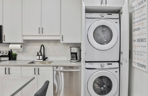 Plateau Mont Royal Apartment | Modern NEW Luxury ❤️ of Montreal, Street Parking