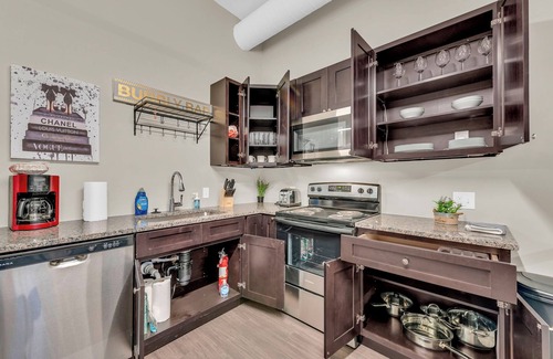 Waldron House | Modern & Nice Place in Kansas Free Parking & WiFi Near Airport Very Convenient