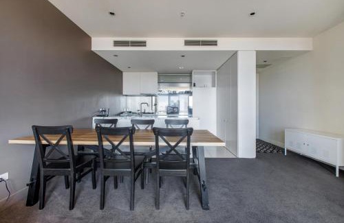 Southbank Apartment | Modern Nomads Waterfront Residence Near Casino with River View