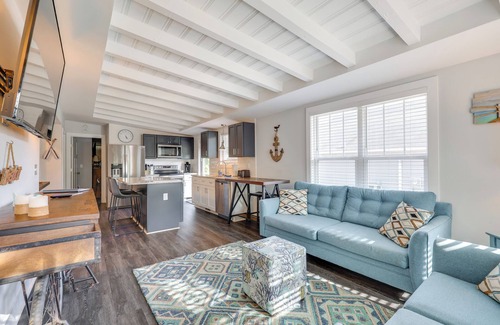 Long Beach House | Modern Oak Island Escape: 1 Mile to Long Beach!